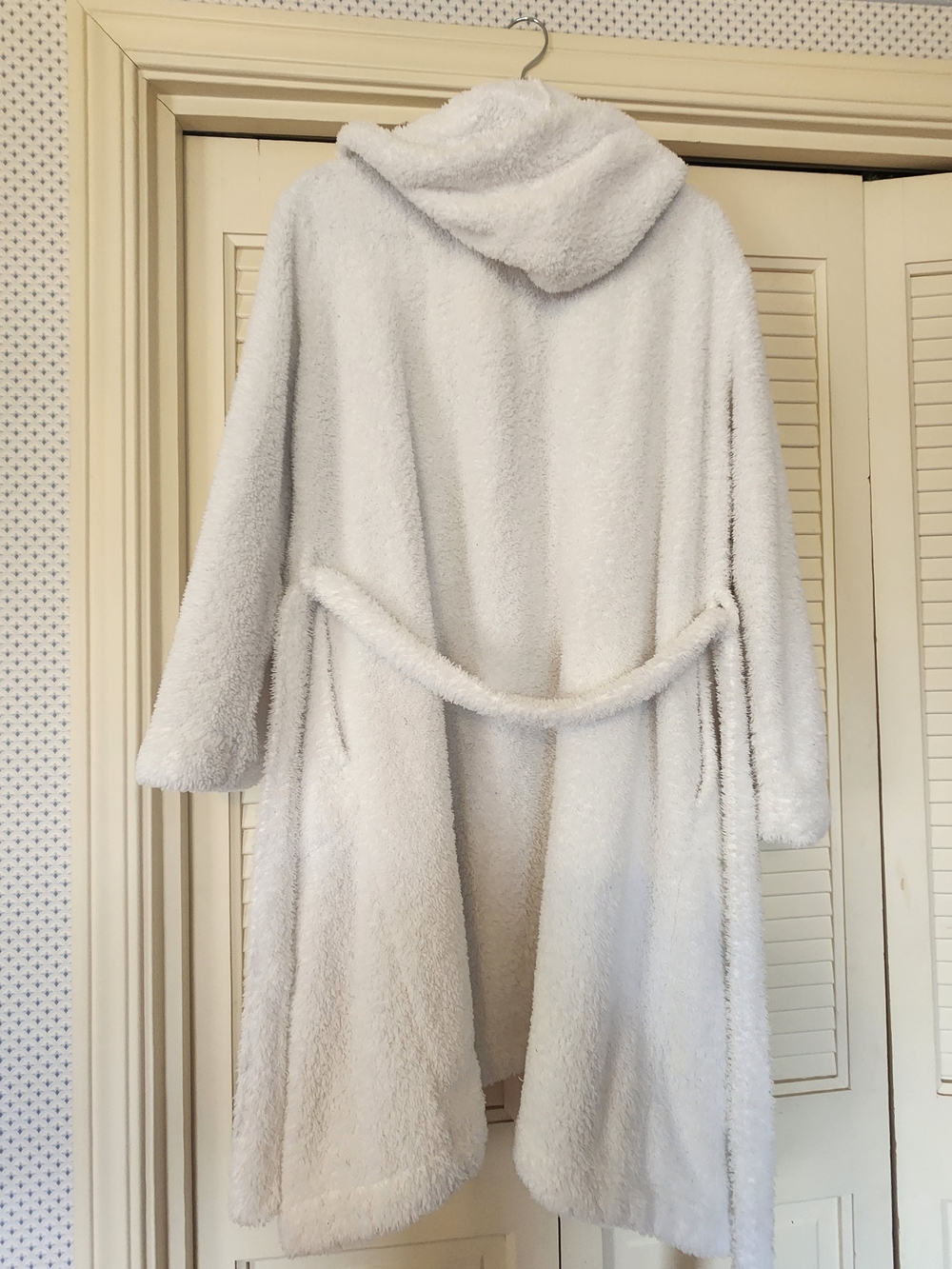 ME Makeover Essentials White  Teddy Hooded Robe - Picture 7 of 8